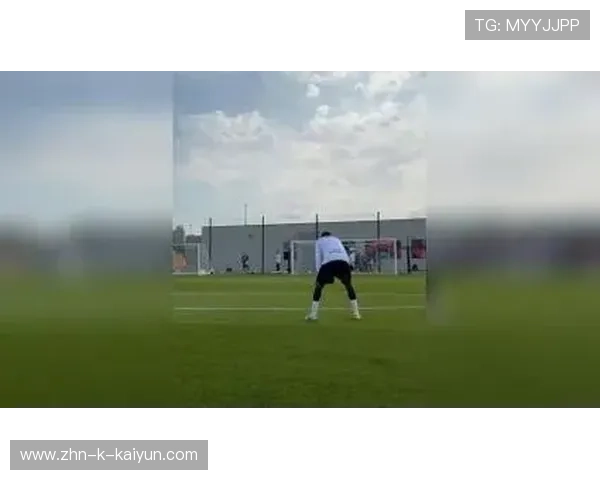 巴黎圣日耳曼前锋最后一脚训练：接球与转身射门间的节奏被拆解